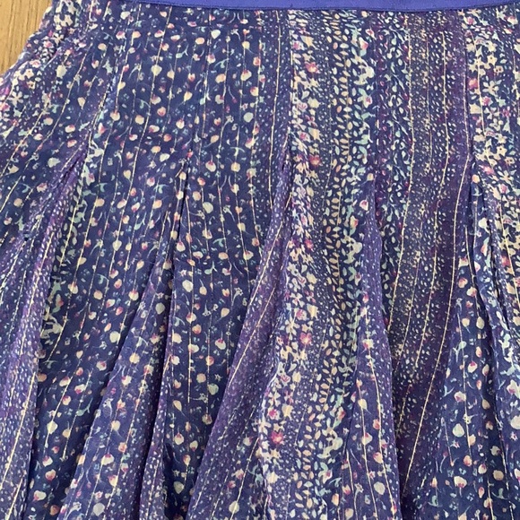 Darling purple mini skirt with gold thread and floral detail - Picture 2 of 7